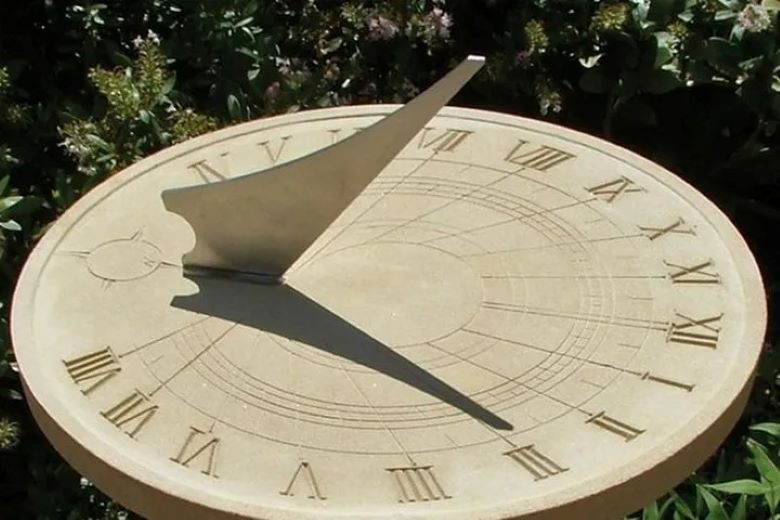 Bí ẩn đồng hồ mặt trời của người Ai Cập cổ ưu nhược điểm - Ảnh 1